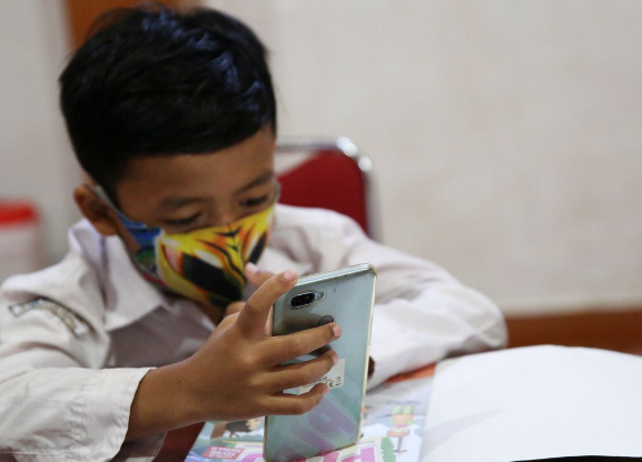 israel-melarang-siswa-sd-memakai-hp-di-sekolahan
