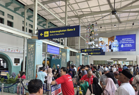 stasiun-pasar-senen-sudah-ramai-banyak-pemudik