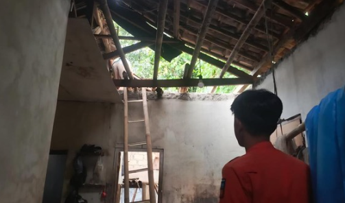 atap-rumah-terjatuh-usai-hujan-deras-di-bogor