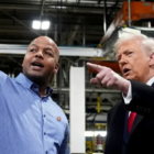 trump-berikan-jari-tengah-usai-diteriaki-pelindung-pedofil