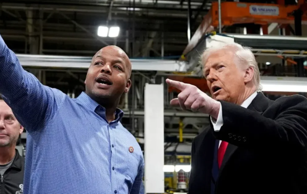 trump-berikan-jari-tengah-usai-diteriaki-pelindung-pedofil