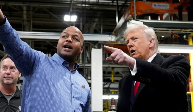 trump-berikan-jari-tengah-usai-diteriaki-pelindung-pedofil