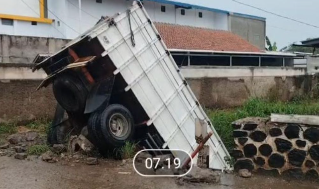 sebuah-truk-menabrak-pembatas-jalan-di-bogor