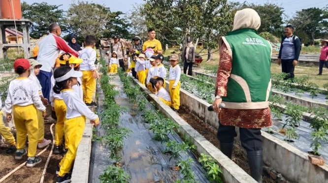 polres-dumai-mengajak-anak-tk-tour-ke-agro-eduwisata