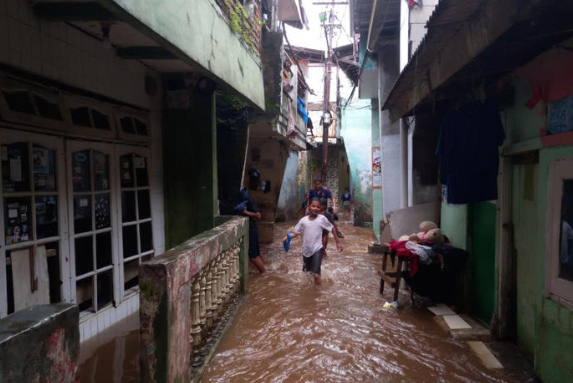 kampung-melayu-jaktim-masih-banjir-sampai-kini