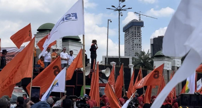 Ribuan Buruh Demo Kepung Istana Negara