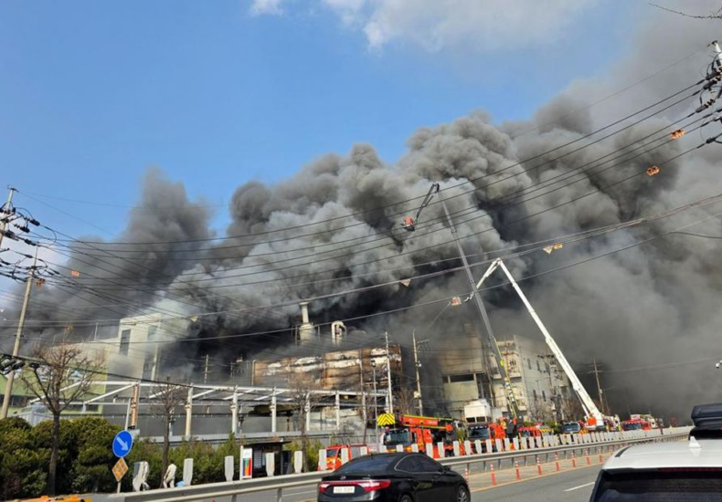Kebakaran Pabrik Korea Selatan Picu Kerugian Besar